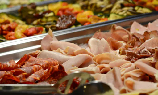 Prague dinner cruise with hotel transportation4.jpg