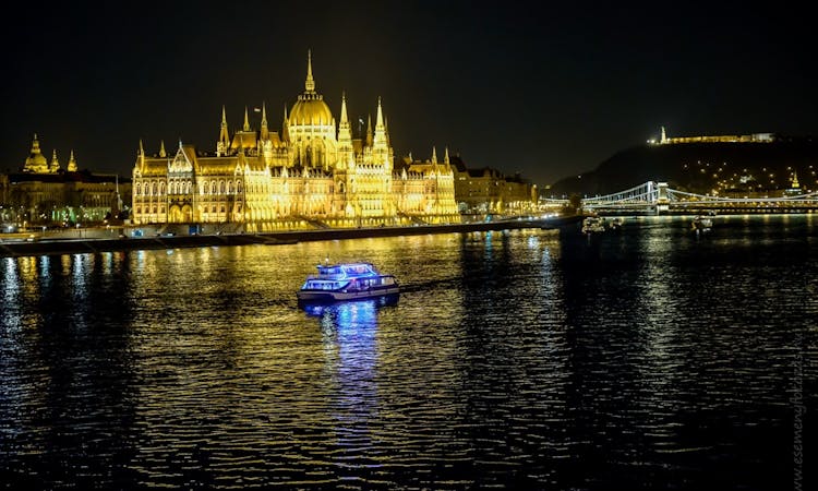 Danube River Cruise with Dinner and Piano Battle Show-1