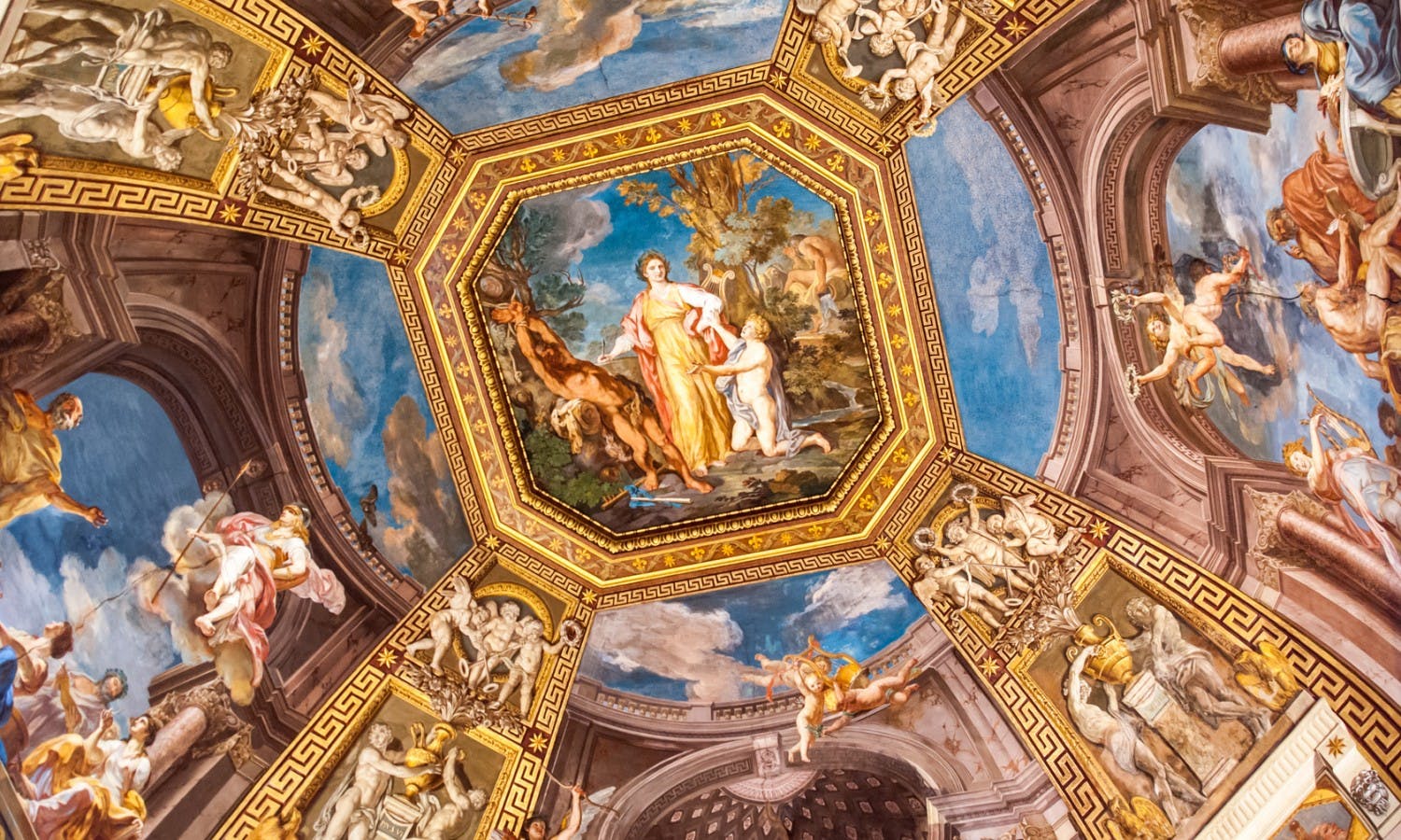 Fresco in a hall in the Vatican Musuems@fotografiecor_Fotolia_55708420_M.jpg