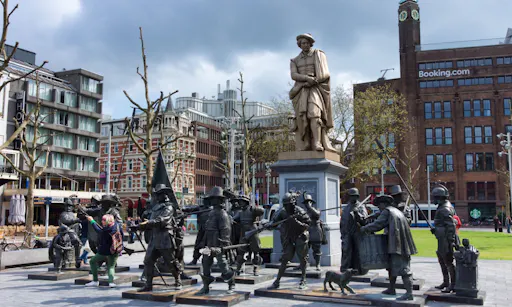 Rembrandts tour rijksmuseum statues.jpg