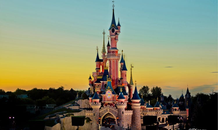 park_Disneyland Paris_sunset_trademark.jpg