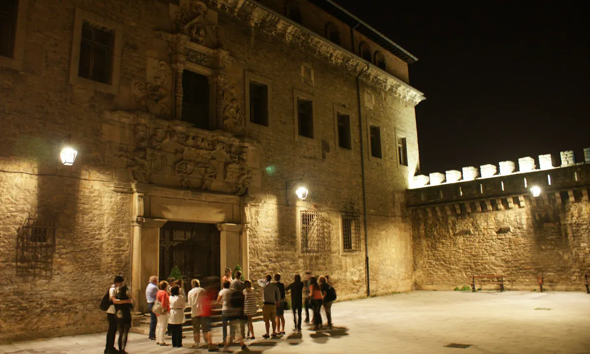 Vitoria de leyenda: visita guiada nocturna-1
