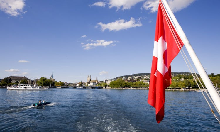 Zurich tour with boat cruise and visit of Lindt Home of Chocolate