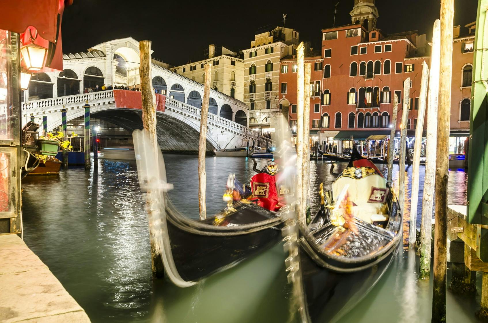 Gondola at the Rialto bridge with evening light in Venice, Italy © zefart_Fotolia.jpg