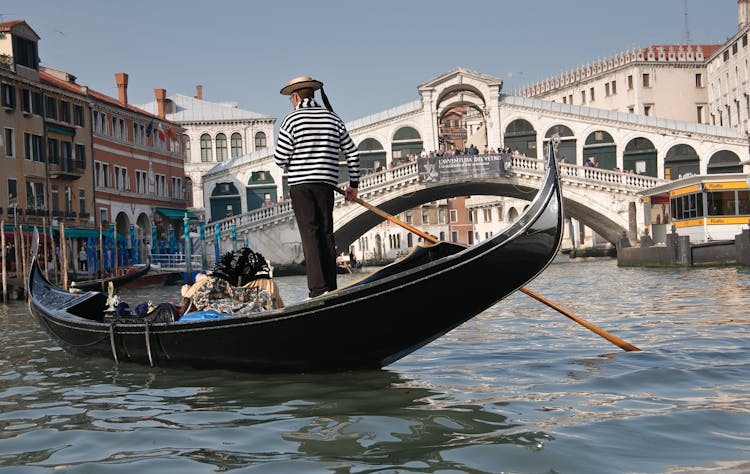 30-minute private gondola ride in Venice