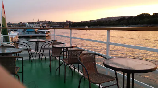 Budapest sightseeing cruise with cocktail 5.jpg