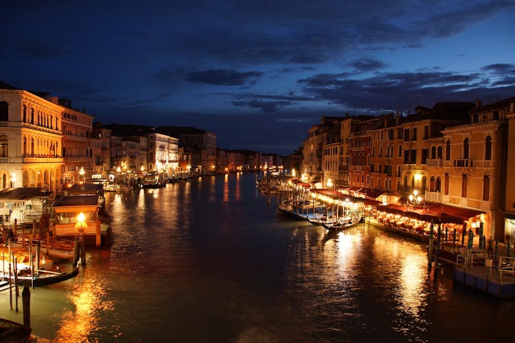 30-minute private gondola ride by night in Venice