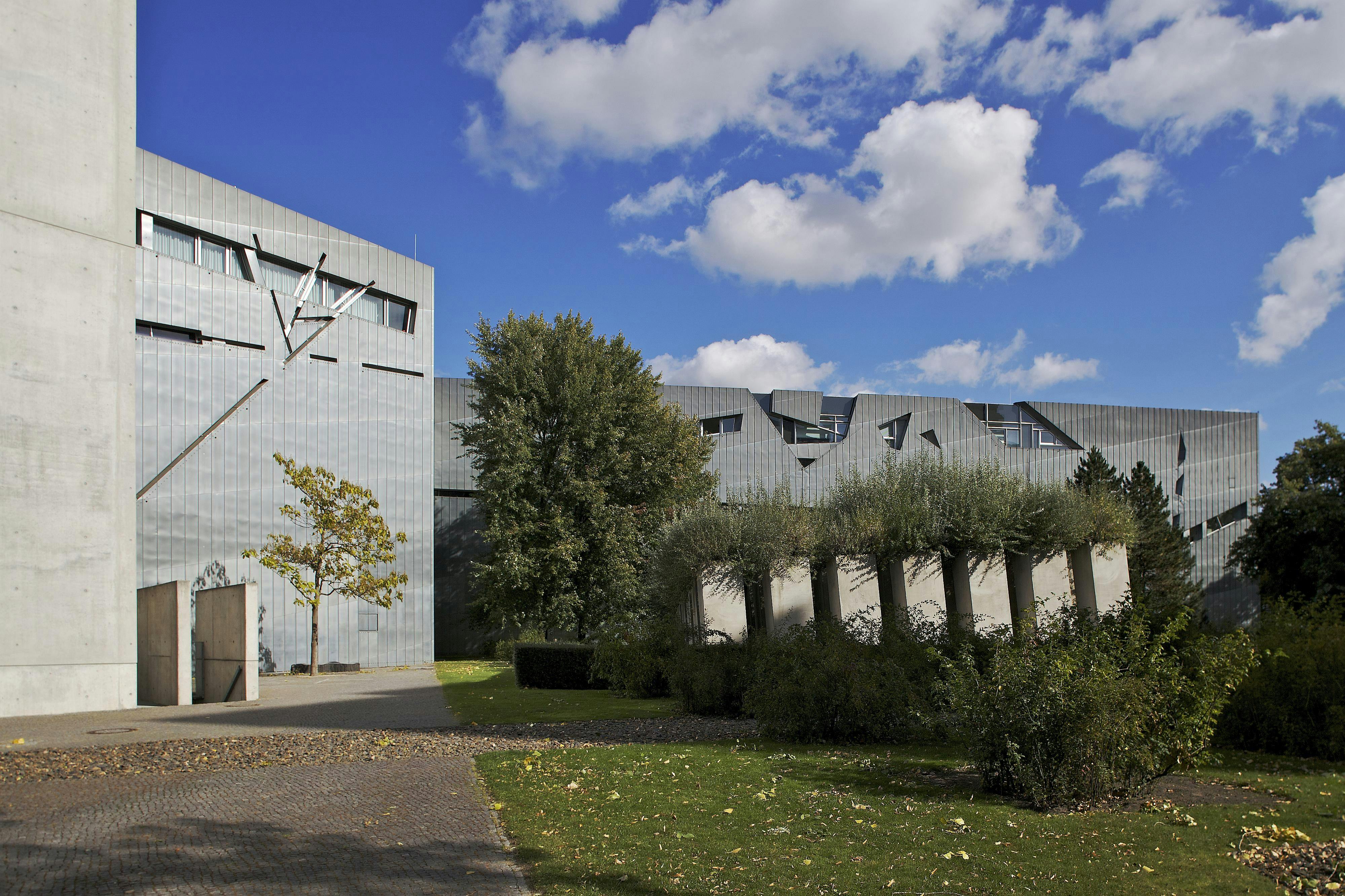 Jewish museum. Еврейский музей в Берлине Кройцберг. Еврейский музей в Берлине сад изгнания. Берлин еврейский музей скульптор. Еврейский музей здание.