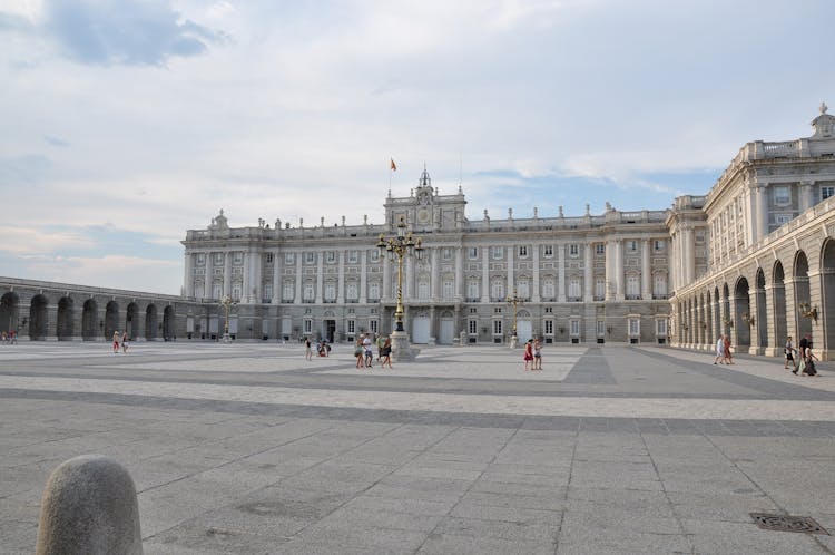 Madrid Royal Palace and the Retiro Park guided tour-3