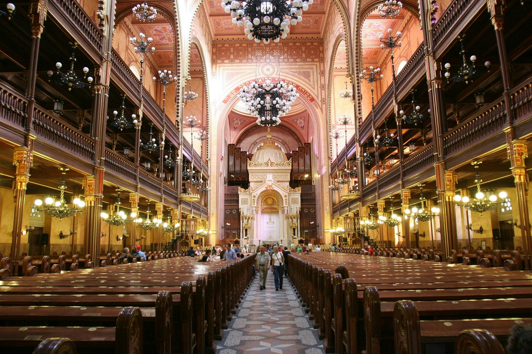 Jewish tour in Budapest synagogue from inside.jpg