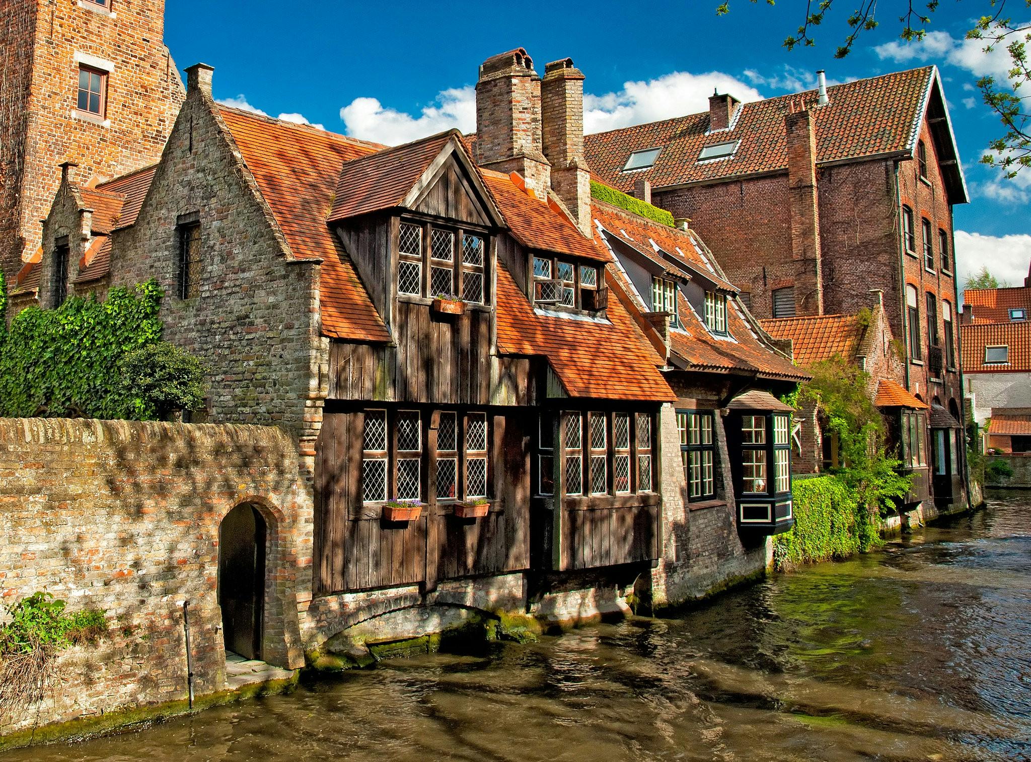 Lindbergh bruges excursion house by canal.jpg