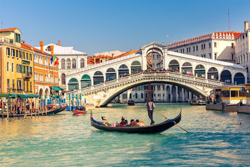 Rialto Bridge in Venice_Fotolia_63839278_cut.jpg