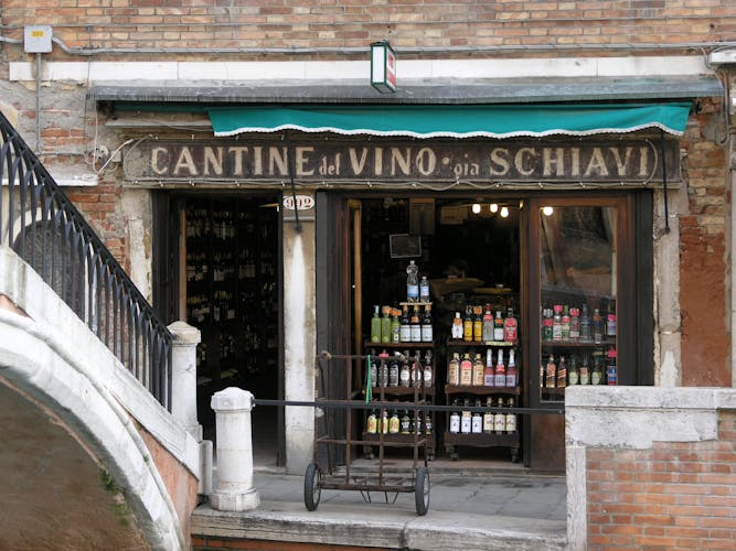 Venice cicchetti and wine tour with a private sommelier