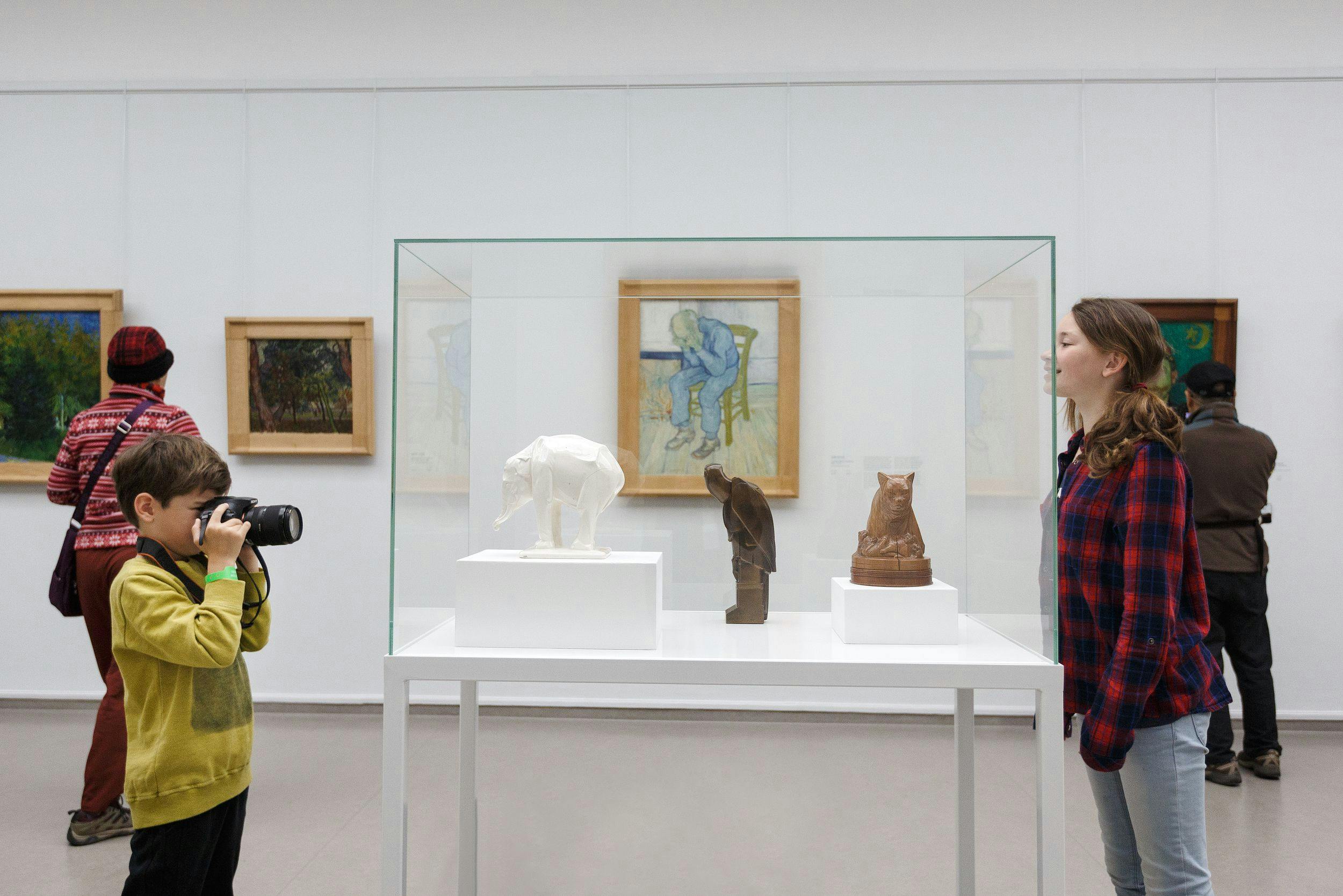 Large-Bezoekers in de Van Gogh Galerij - visitors in the Van Gogh Gallery, photo_ Wieneke Hofland.jpg