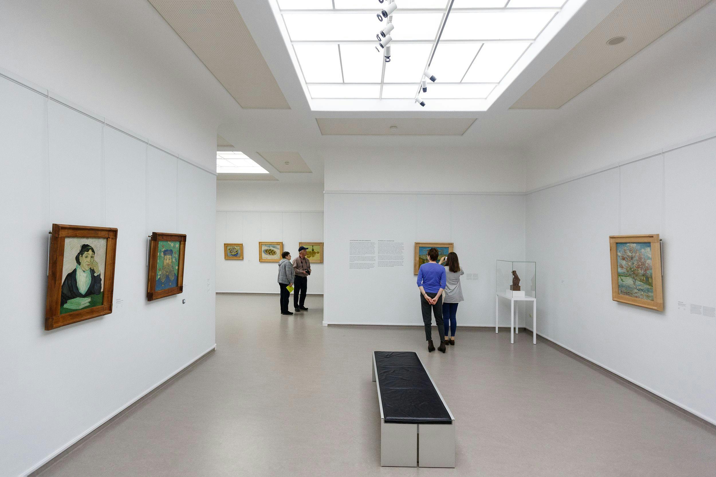 Large-Bezoekers in de Van Gogh Galerij - Visitors in the Van Gogh Gallery, photo_ Wieneke Hofland-2.jpg