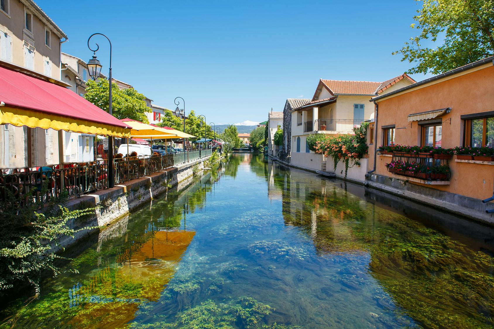 L'Isle-Sur-La-Sorgue, small typical town in Provence.jpg