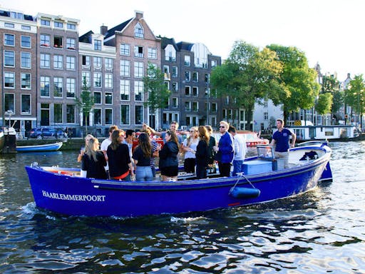 Sloep in gracht.jpg