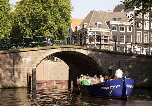 sloep_achter_brug.jpg