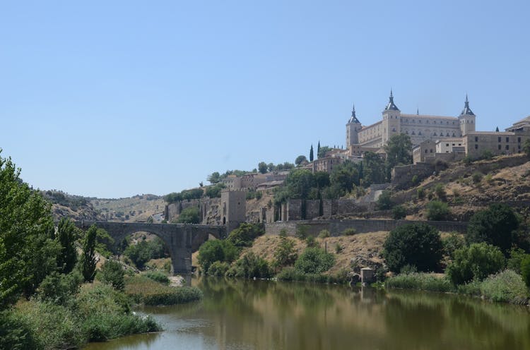 Toledo guided tour from Madrid with visit of a local winery