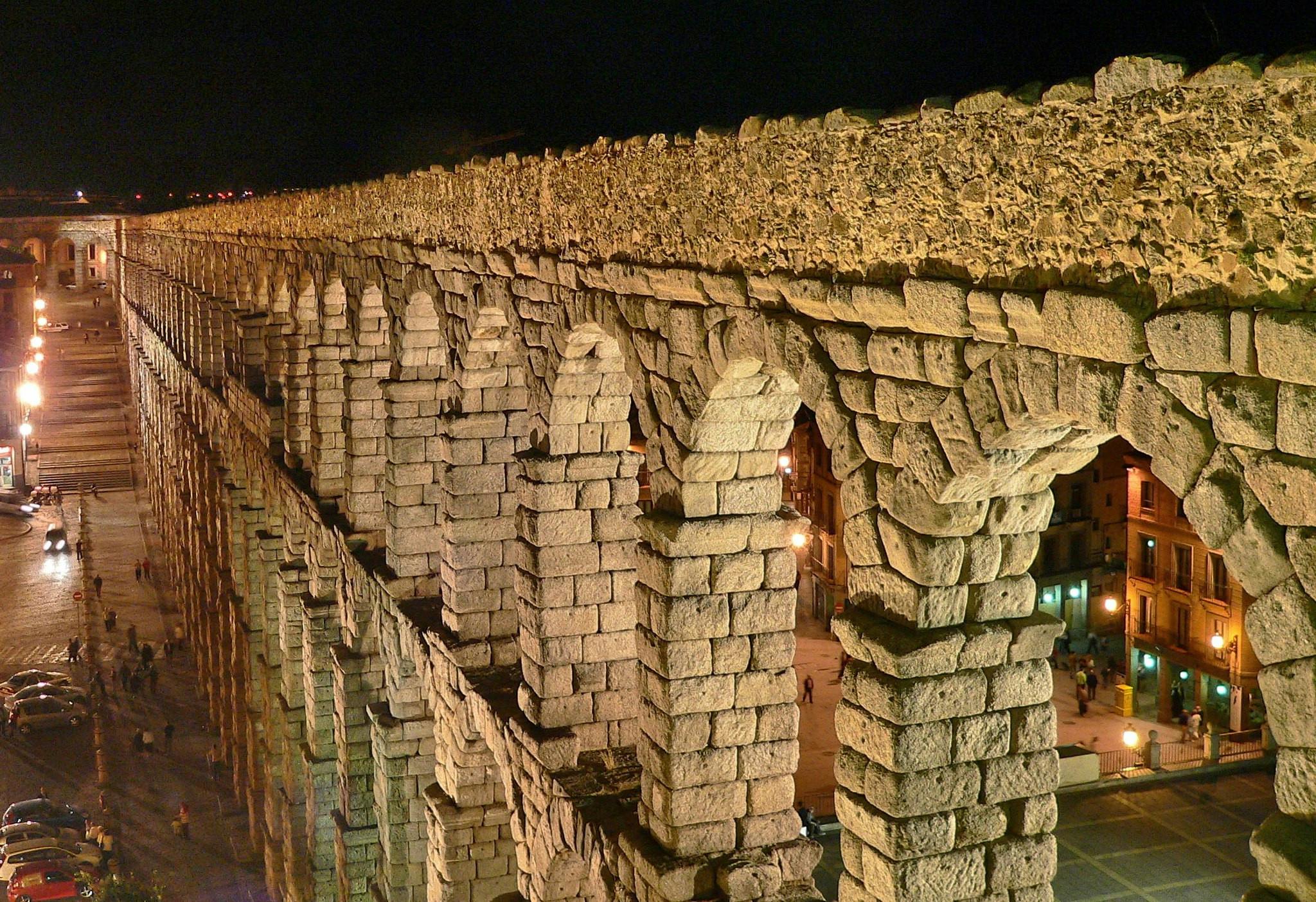 2048px-Acueducto_Segovia_noche.JPG