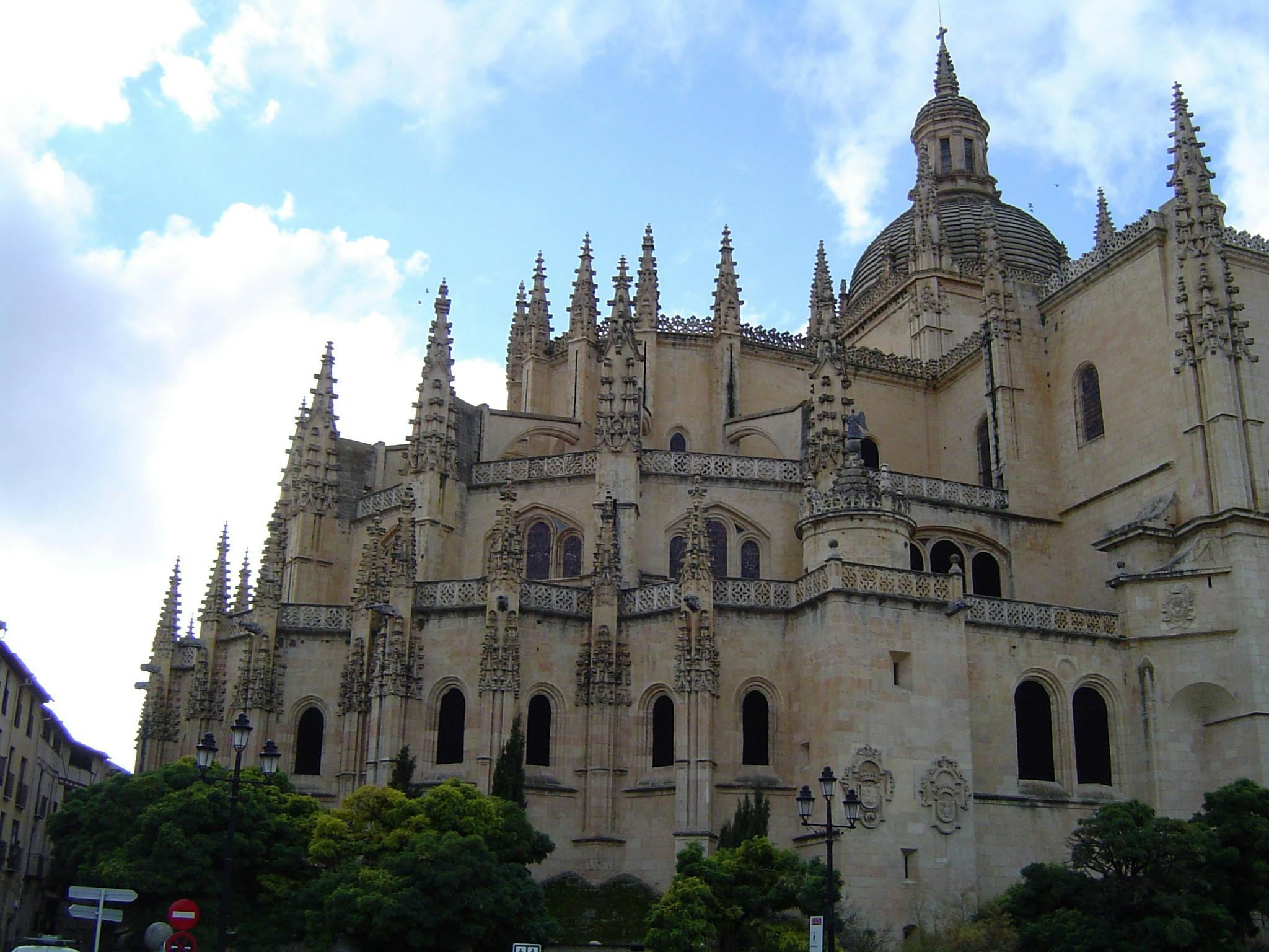 Catedral_de_Segovia_during_afternoon.jpg