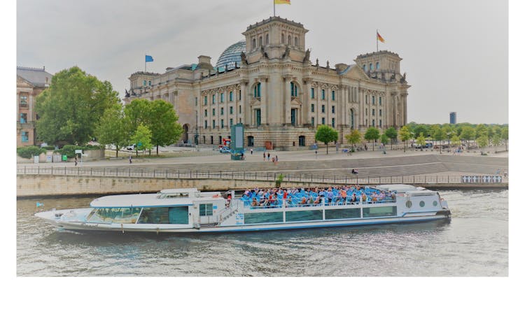 2.5-hour Berlin boat tour on the Spree River with audio guide