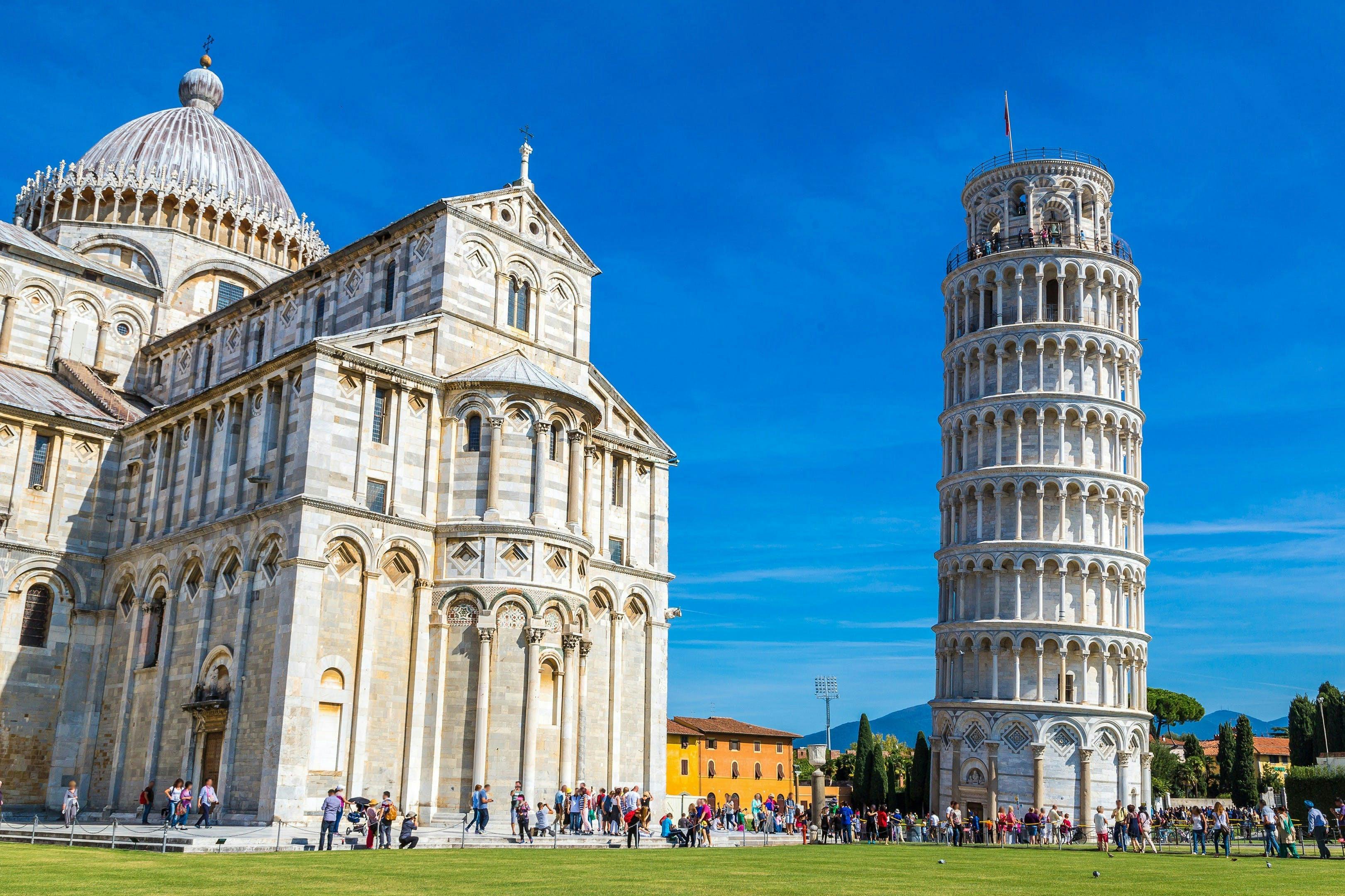 Leaning tower and Pisa cathedral 1.jpeg