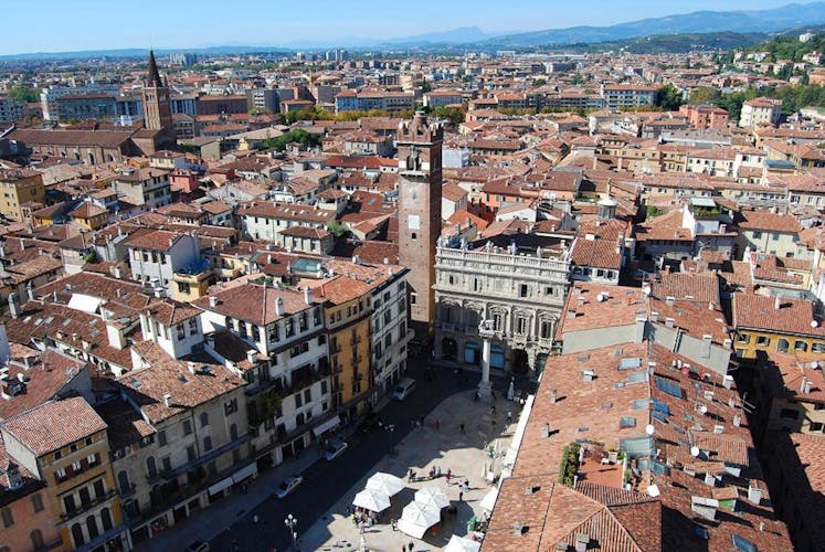 Verona like a local: tour and wine tasting in a osteria