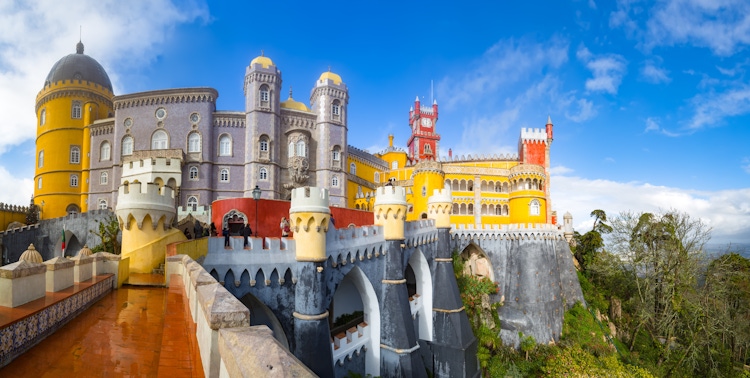 Explore the city of Sintra and visit its main attractions musement