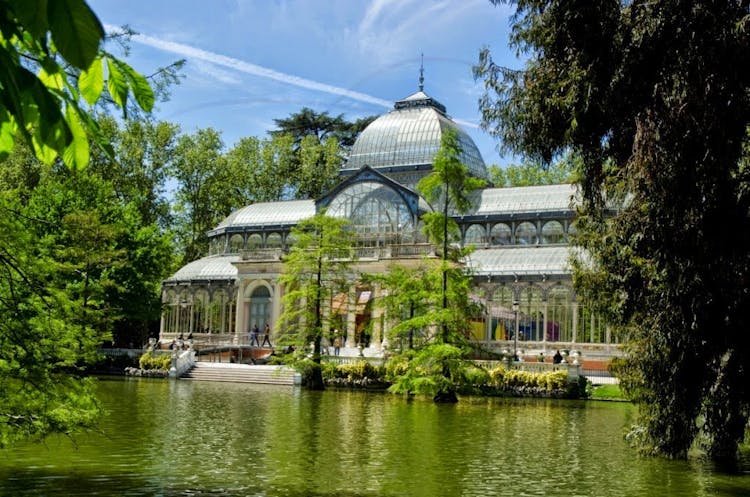 Madrid Royal Palace and Retiro Park guided tour with fast-track access