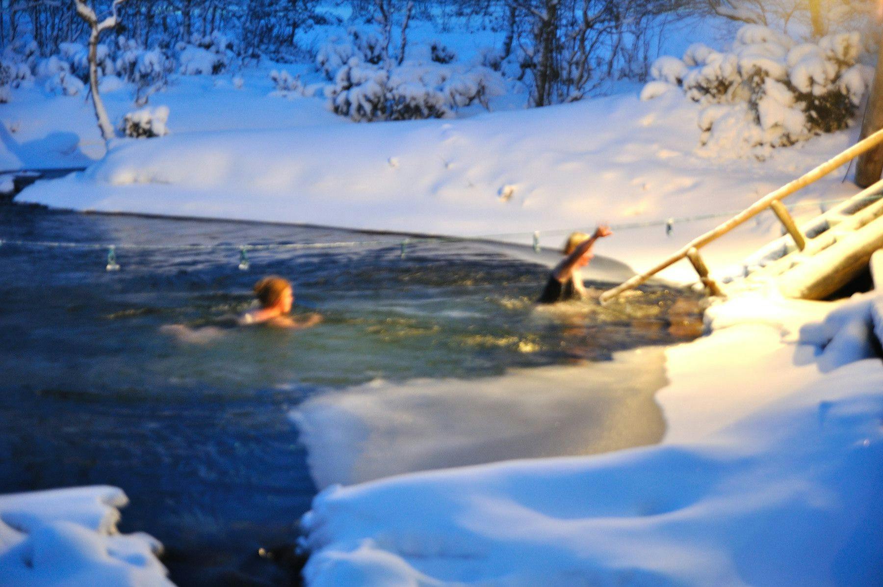 Lakeside sauna with aurora2.jpg