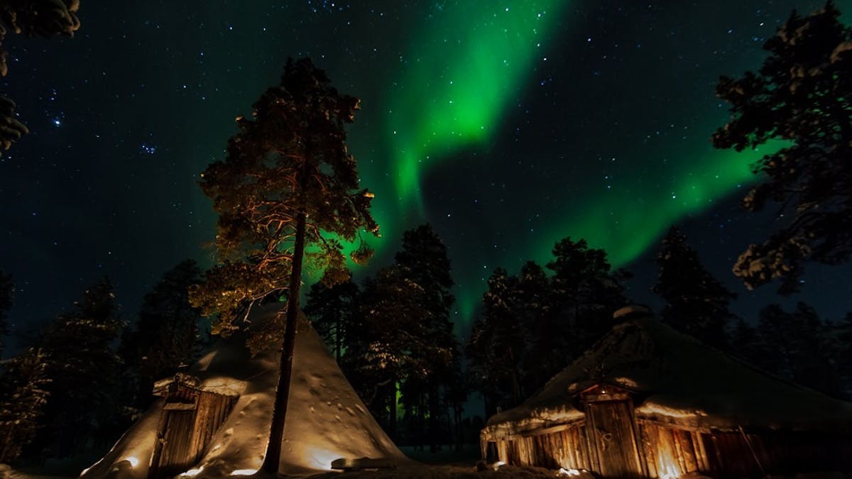 Hunting northern lights with Lappish barbecue1.jpg