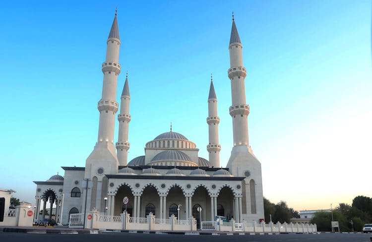 Dubai old and modern city tour with Blue Mosque visit