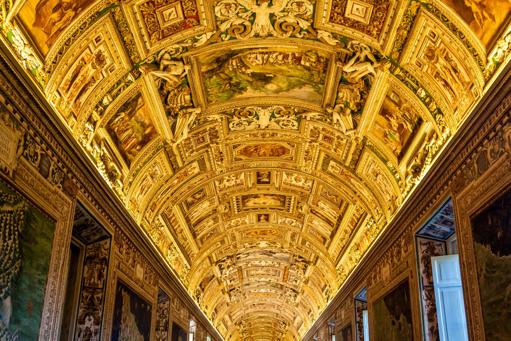 Vatican Museums - Gallery of the Geographical Maps© Sergii Figurnyi Fotolia_63861810_M.jpg