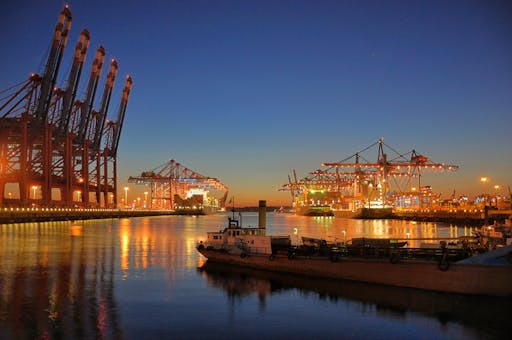 Lichterfahrt durch den Hamburger Hafen_Container Terminal bei Sonnenuntergang.jpg