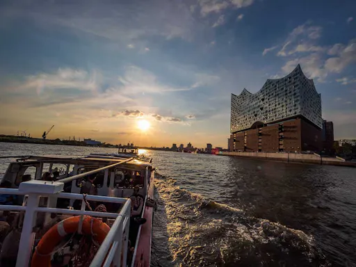 Lichterfahrt durch den Hamburger Hafen_Rundfahrt in der Abenddämmerung.jpg