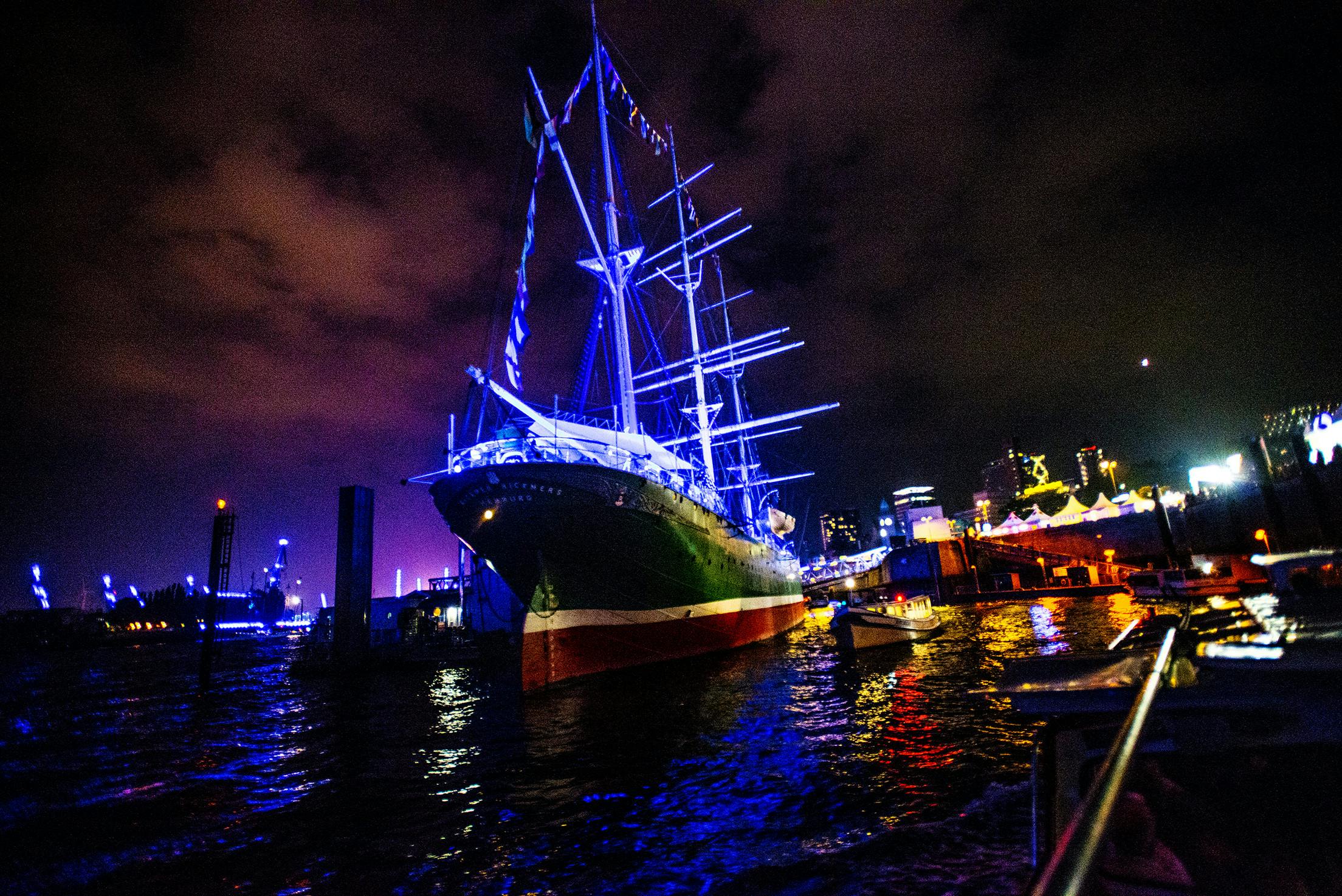 Lichterfahrt durch den Hamburger Hafen_Schiff bei Nacht.jpg