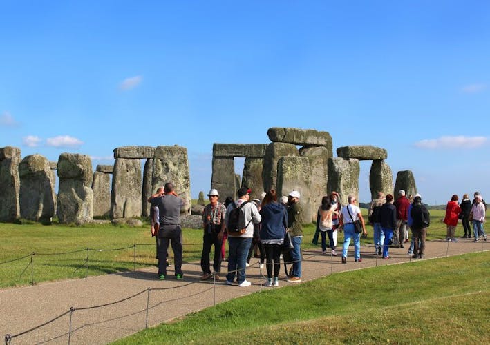 Small Group Tour to City of Bath and Entry to Stonehenge with 2 Course Lunch