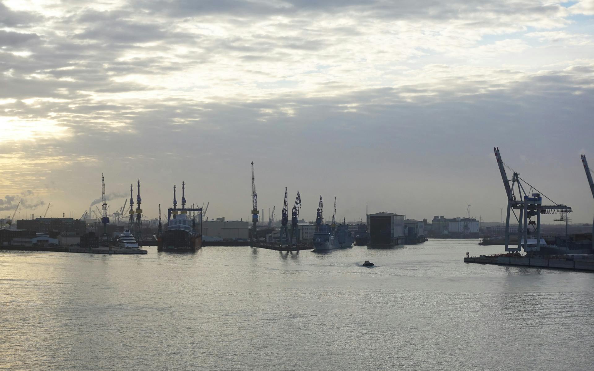 Hamburg am Morgen mit Reeperbahn, Hafen und Fischmarkt_Hafen.jpg