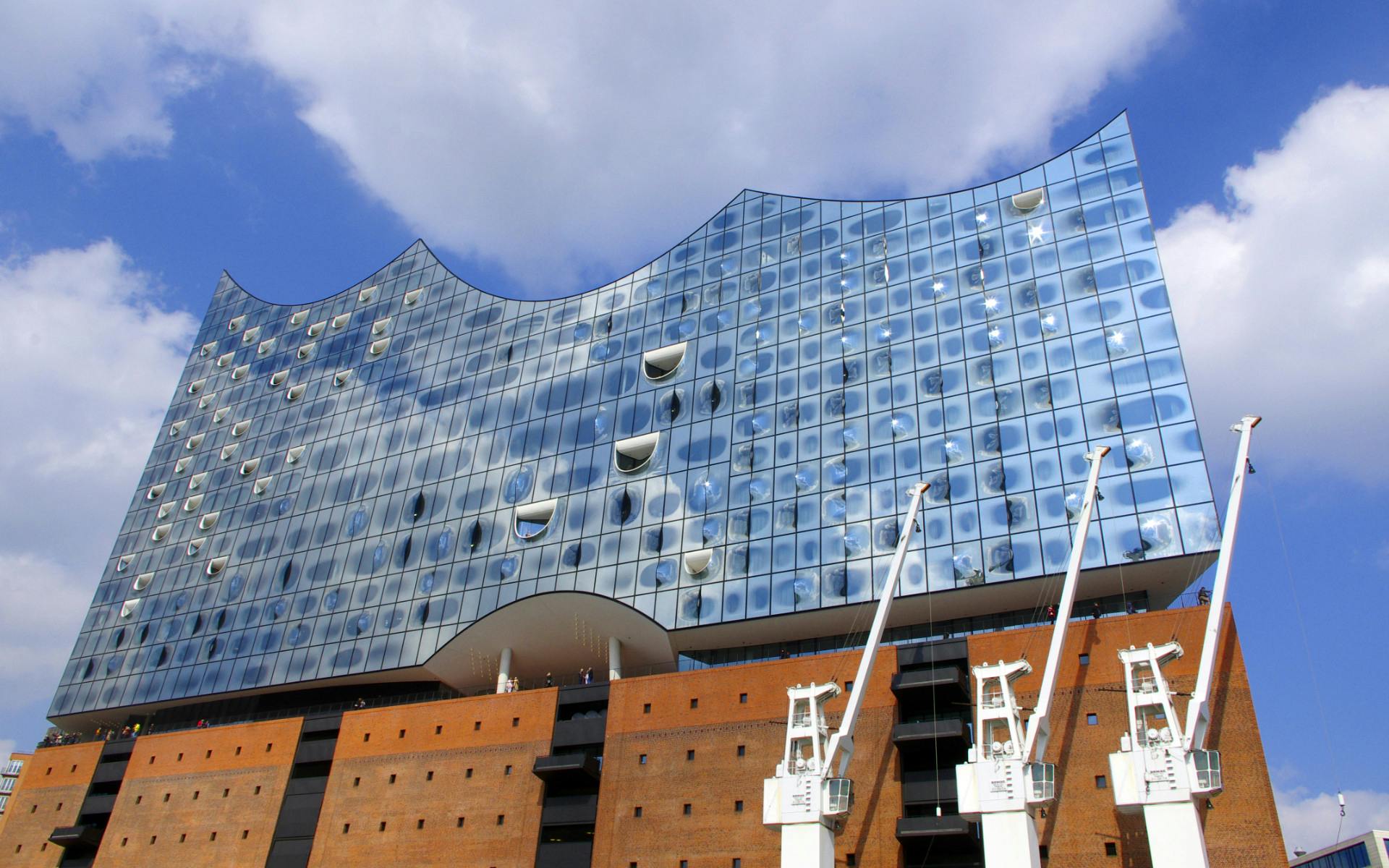 Einstündige Elbphilharmonie und Plaza Führung_Elbphilharmonie an der Elbe.jpg