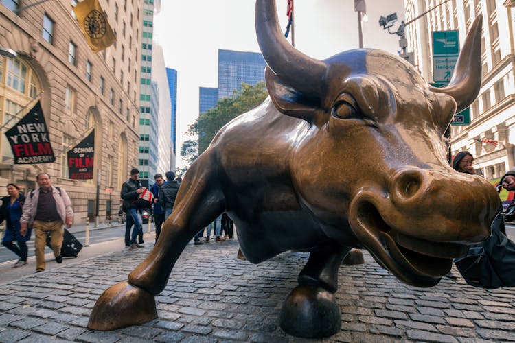 The Wall Street History Tour: From the Founding Fathers to the Fearless Girl