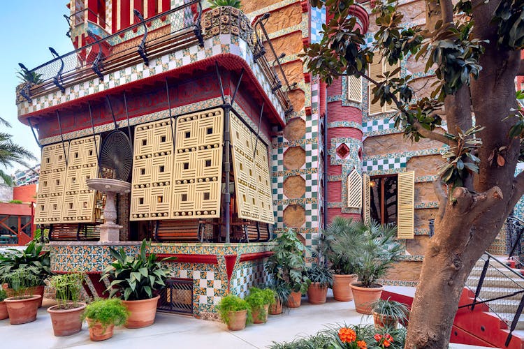Casa Vicens Gaudi Tribune exterior.jpg