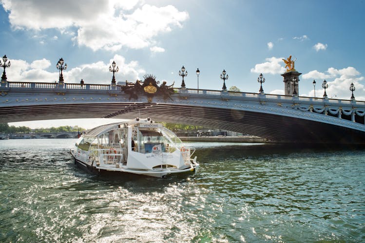 Batobus pass | Hop-on hop-off boat on the Seine