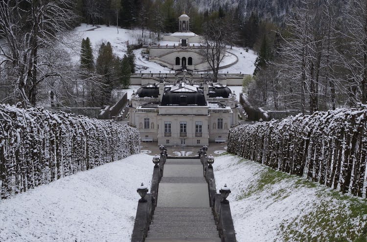 Full-day trip to Neuschwanstein Castle and Linderhof Palace from Munich