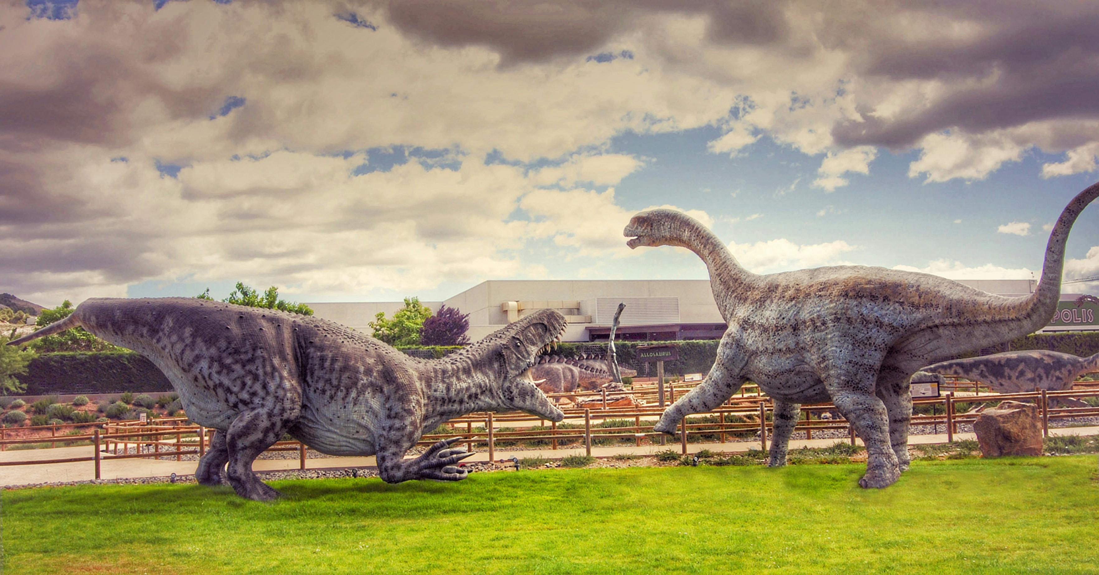 Tierra Magna - Torvosaurus vs Aragosaurus.jpg