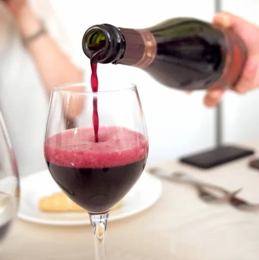 Glass_of_lambrusco_(19545132502).jpg
