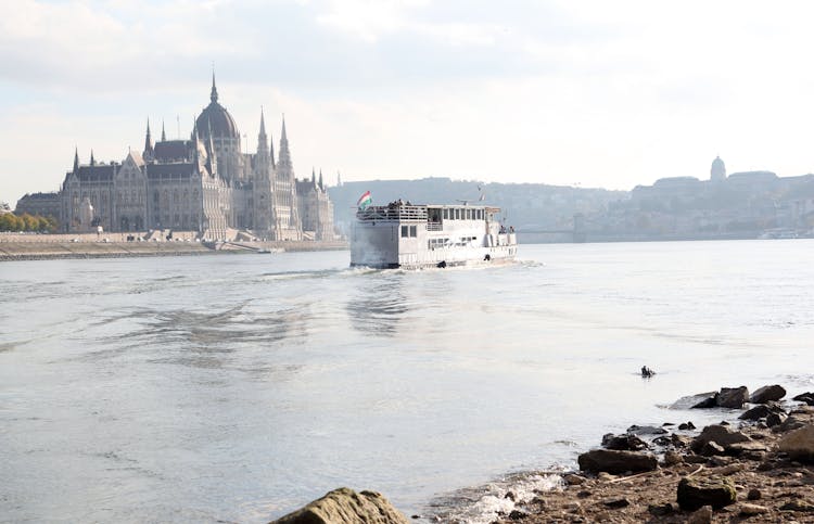 Private boat tour in Budapest for 1 or 2 hours