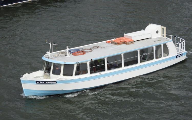 One hour Hen or Stag party boat-tour with free drinks