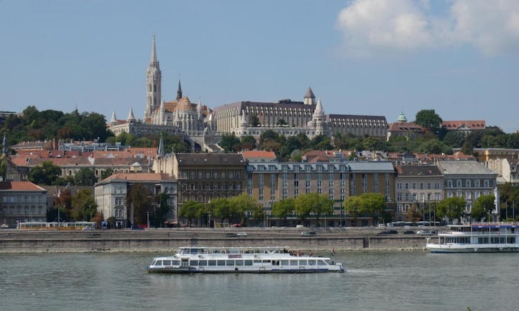 Ideal 4-Hour guided tour of Budapest with Danube cruise ticket