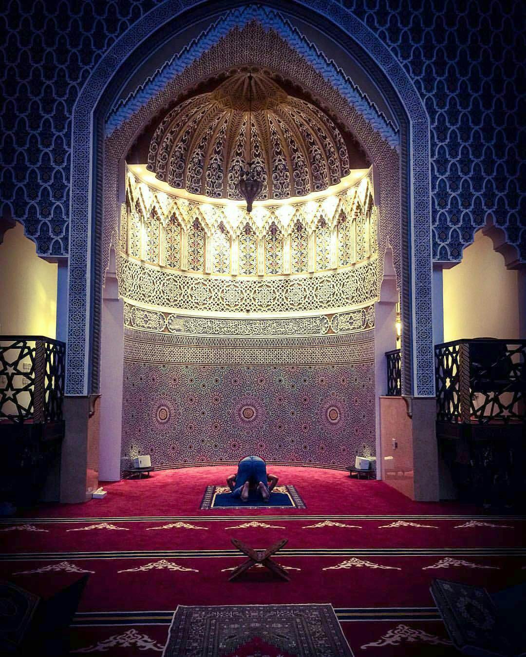 al-farooq-omar-ibn-al-khattab-mosque-in-dubai-united-arab-emirates-qibla.jpg